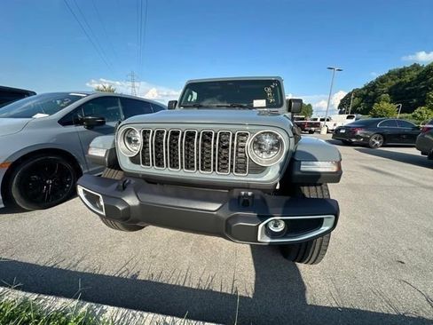 Used 2025 Jeep Wrangler Unlimited Sahara AWD/4WD image 8