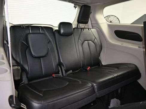 Used 2024 Chrysler Pacifica Select image 46