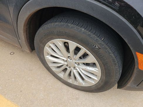 Used 2024 Cadillac XT4 Luxury w/ Cold Weather Package FWD image 13