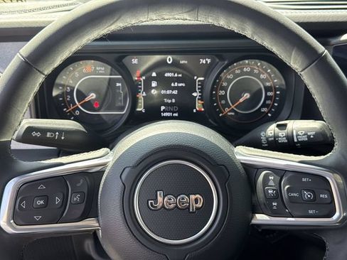 Used 2025 Jeep Wrangler Unlimited Sahara AWD/4WD image 25