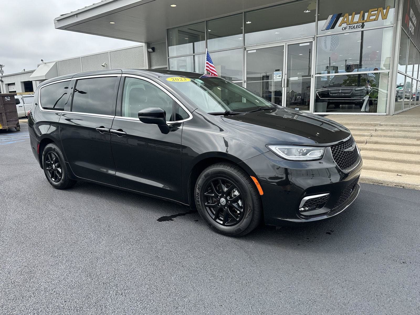 Used 2023 Chrysler Pacifica Touring-L FWD image 2