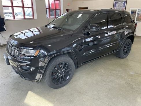 Used 2017 Jeep Grand Cherokee Altitude AWD/4WD image 3