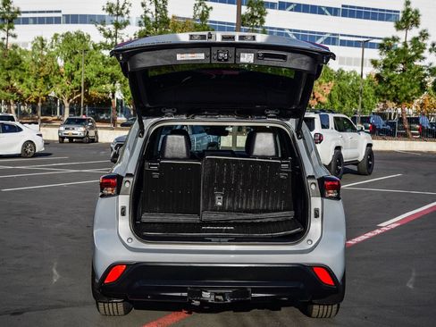 Certified 2024 Toyota Highlander XLE image 28