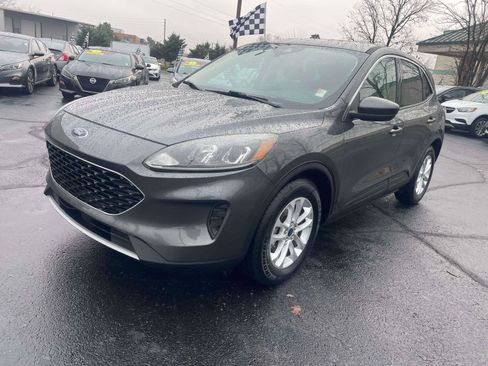 Used 2020 Ford Escape SE image 2