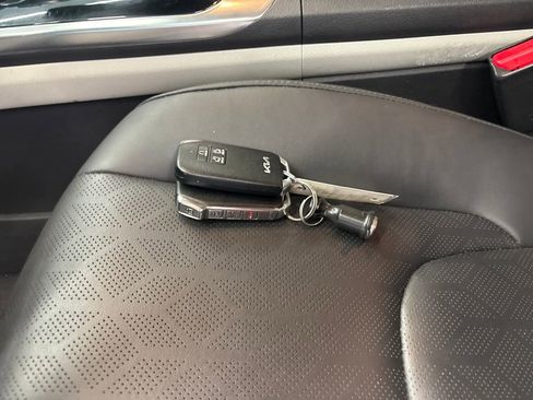 Certified 2022 Kia Carnival EX image 40