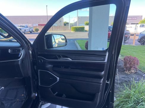 Used 2023 Jeep Wagoneer 4WD image 41