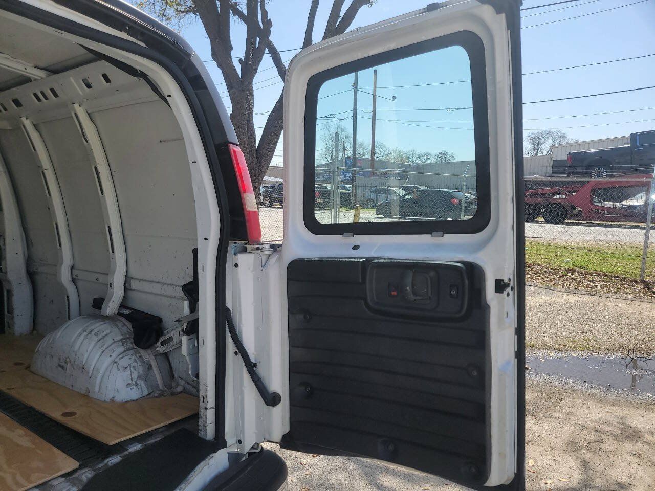 Used 2014 Chevrolet Express 3500 Extended RWD image 26