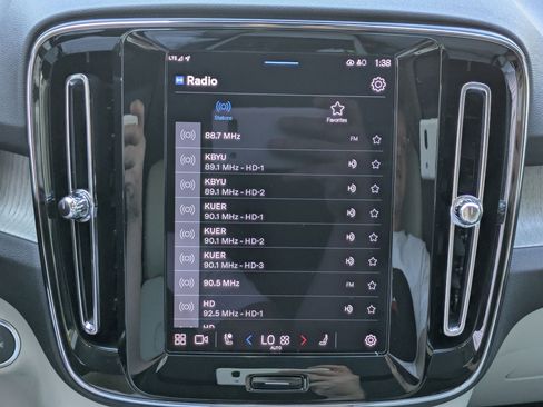 Used 2025 Volvo XC40 B5 Ultra image 22