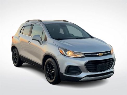 Used 2017 Chevrolet Trax LT w/ LT Convenience Package image 3