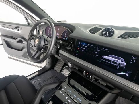 Certified 2026 Porsche Cayenne E-Hybrid AWD/4WD image 34