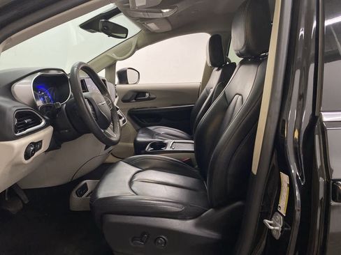 Used 2023 Chrysler Pacifica Touring-L image 13