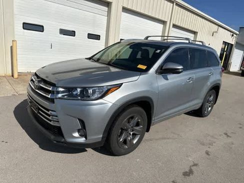 Used 2017 Toyota Highlander Limited Platinum image 2