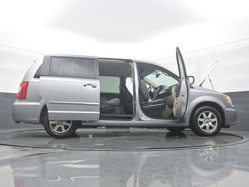 Used 2013 Chrysler Town & Country Touring image 56