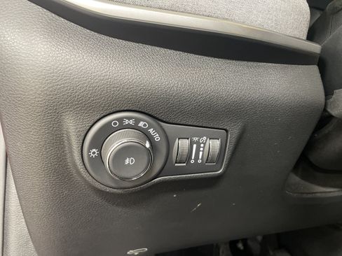 Used 2025 Jeep Compass Latitude AWD/4WD image 19