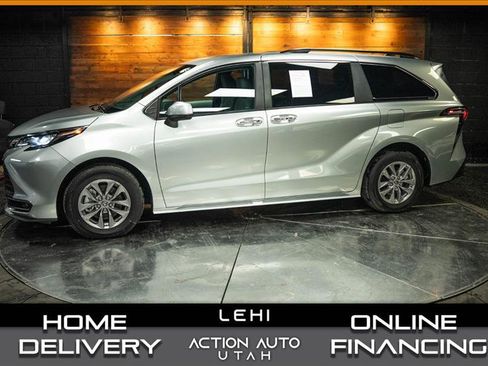 Used 2025 Toyota Sienna XLE FWD image 1