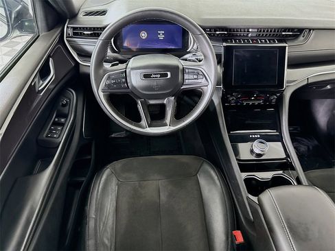 Used 2023 Jeep Grand Cherokee Altitude image 4