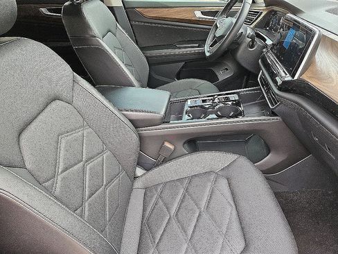 Used 2024 Volkswagen Atlas SE FWD image 11