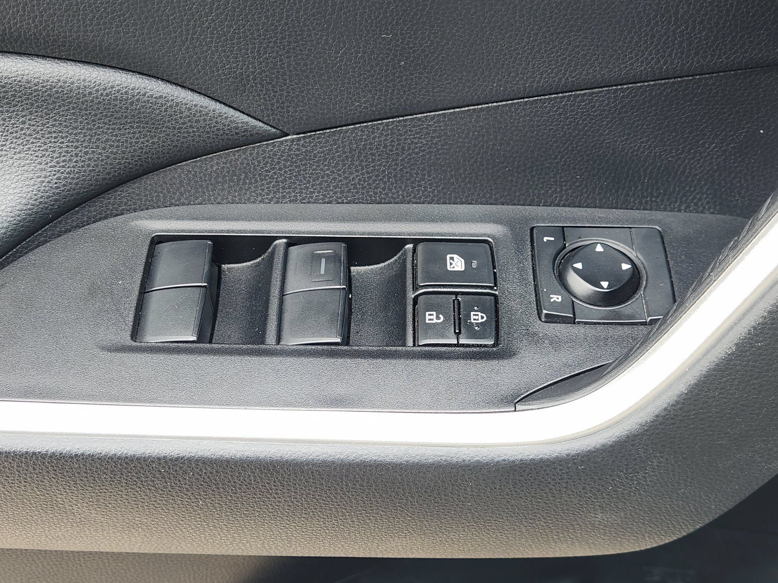Used 2021 Toyota RAV4 LE FWD image 28