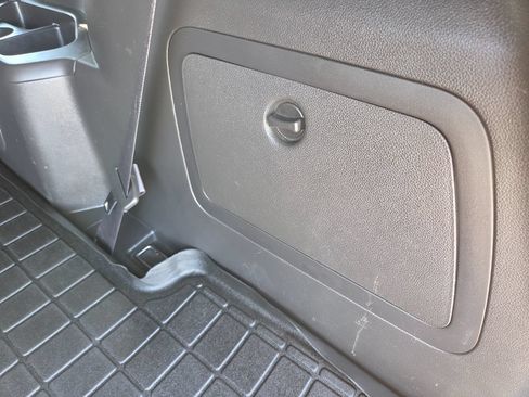 Used 2014 Ford Explorer XLT w/ Equipment Group 202A FWD image 11