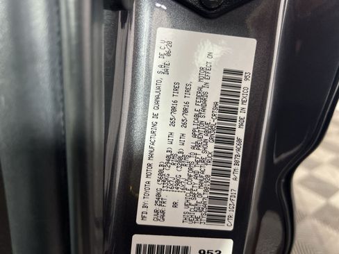 Used 2020 Toyota Tacoma TRD Off-Road AWD/4WD image 30