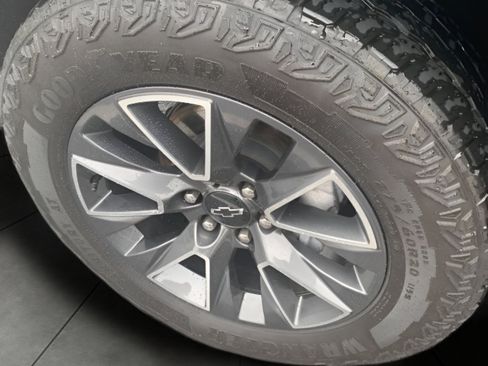 Used 2024 Chevrolet Suburban Z71 w/ Luxury Package AWD/4WD image 28