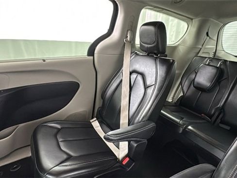 Used 2023 Chrysler Pacifica Touring-L image 14