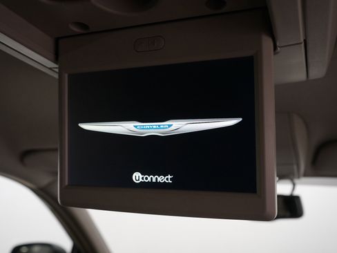 Used 2015 Chrysler Town & Country Touring-L w/ Driver Convenience Group FWD image 17