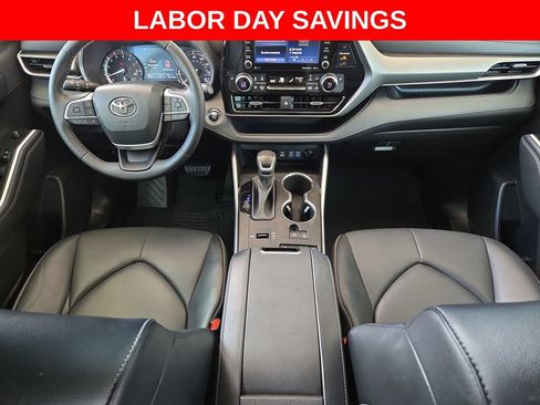 Used 2022 Toyota Highlander XLE FWD image 16
