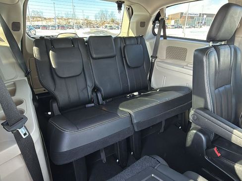 Used 2016 Chrysler Town & Country Touring image 21