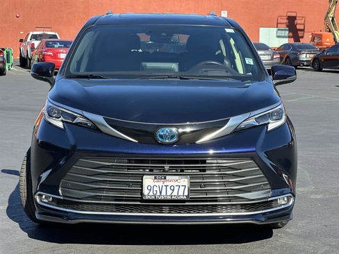 Used 2023 Toyota Sienna Platinum image 6