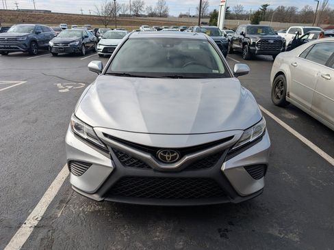 Used 2019 Toyota Camry SE image 2