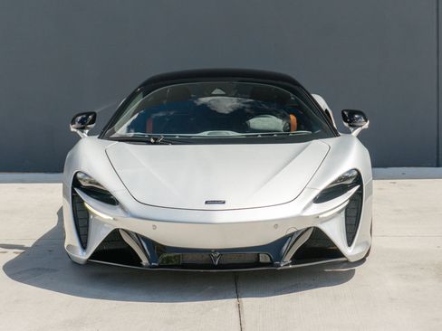 Used 2023 McLaren Artura RWD image 5