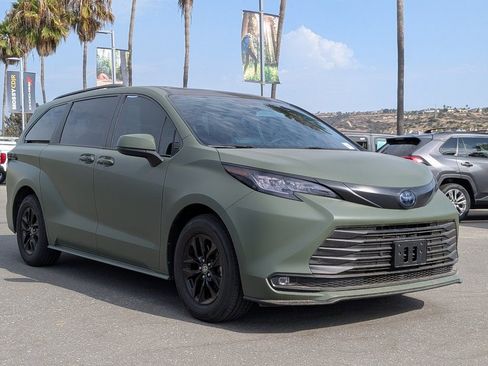 Used 2023 Toyota Sienna XLE image 6