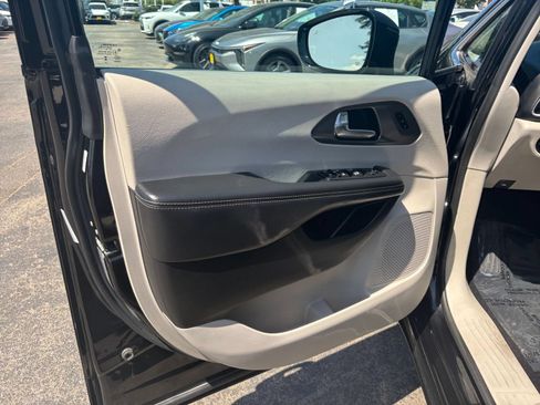 Used 2024 Chrysler Pacifica Touring-L FWD image 18