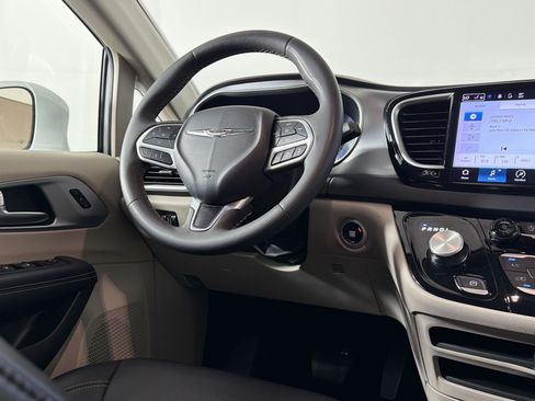 Used 2024 Chrysler Pacifica Touring-L FWD image 27