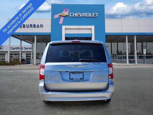 Used 2016 Chrysler Town & Country Touring w/ Driver Convenience Group FWD image 5