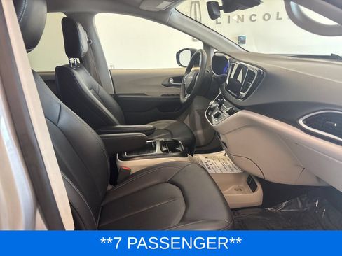 Used 2024 Chrysler Pacifica Touring-L FWD image 7