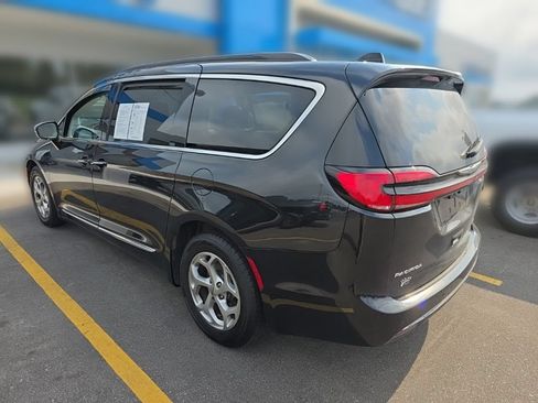 Used 2023 Chrysler Pacifica Limited FWD image 5