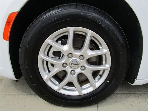 Used 2023 Chrysler Pacifica Touring-L FWD image 33