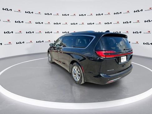 Used 2021 Chrysler Pacifica Touring-L FWD image 7