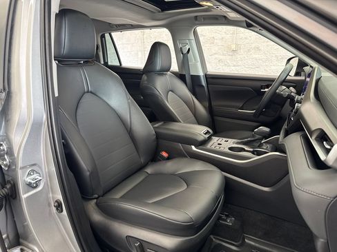Used 2025 Toyota Highlander XLE AWD/4WD image 49