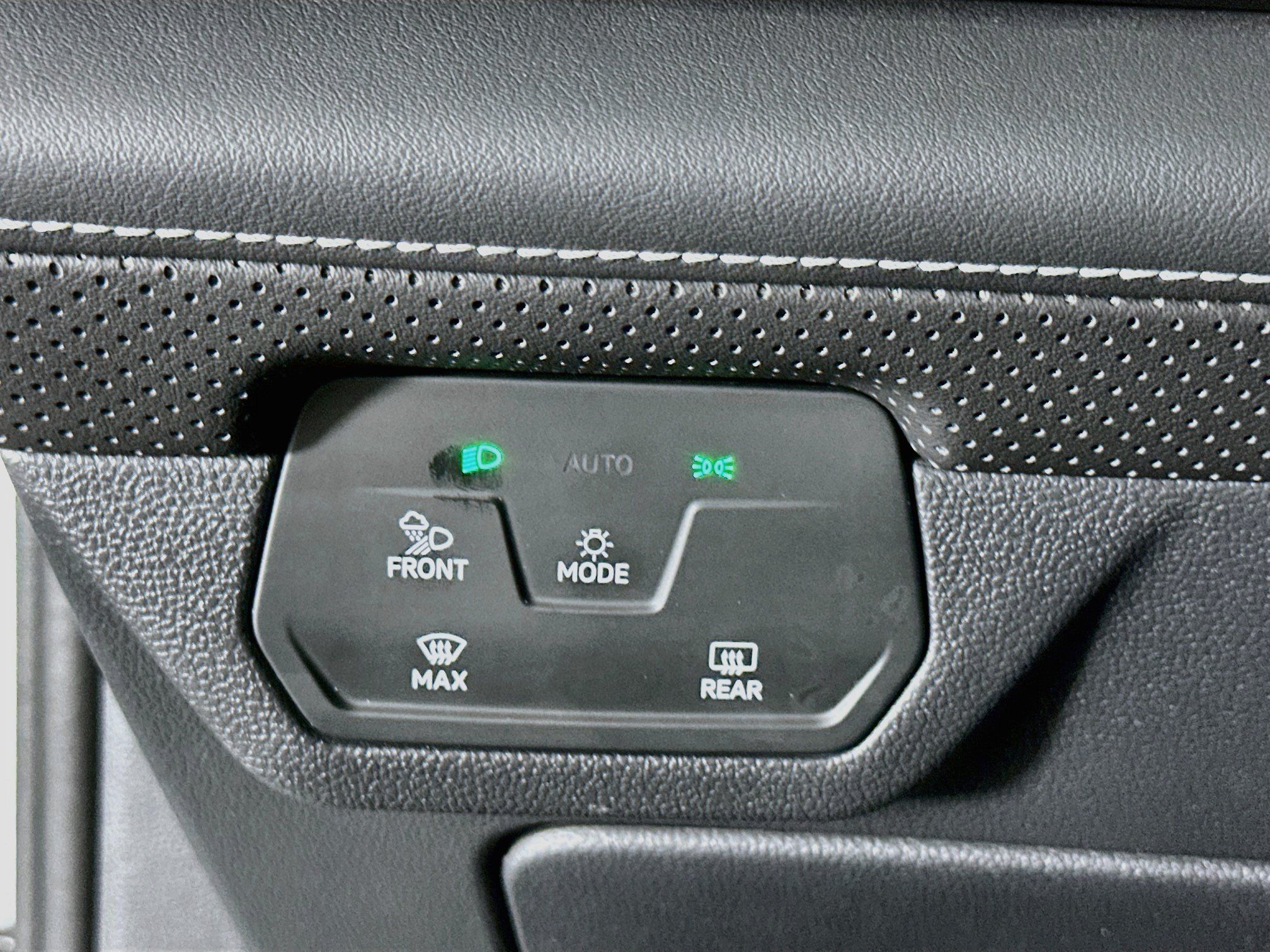 Used 2025 Volkswagen Atlas SE FWD image 17