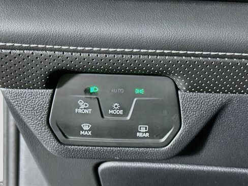 Used 2025 Volkswagen Atlas SE FWD image 17