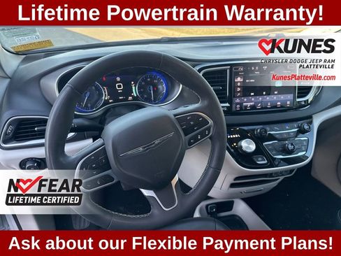 Used 2023 Chrysler Pacifica Touring-L FWD image 13