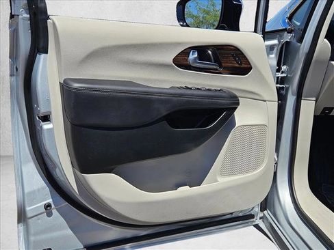 Used 2023 Chrysler Pacifica Limited FWD image 10