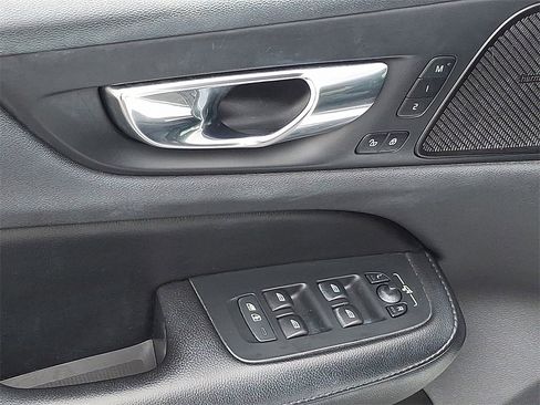 Used 2020 Volvo S60 T6 Momentum image 12