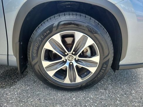 Used 2024 Toyota Highlander XLE FWD image 7