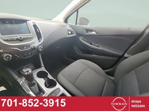Used 2017 Chevrolet Cruze LT w/ Convenience Package FWD image 10