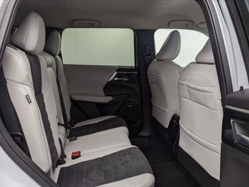 Used 2025 Mitsubishi Outlander SE image 17