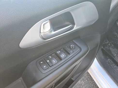 Used 2022 Chrysler Pacifica Touring image 13